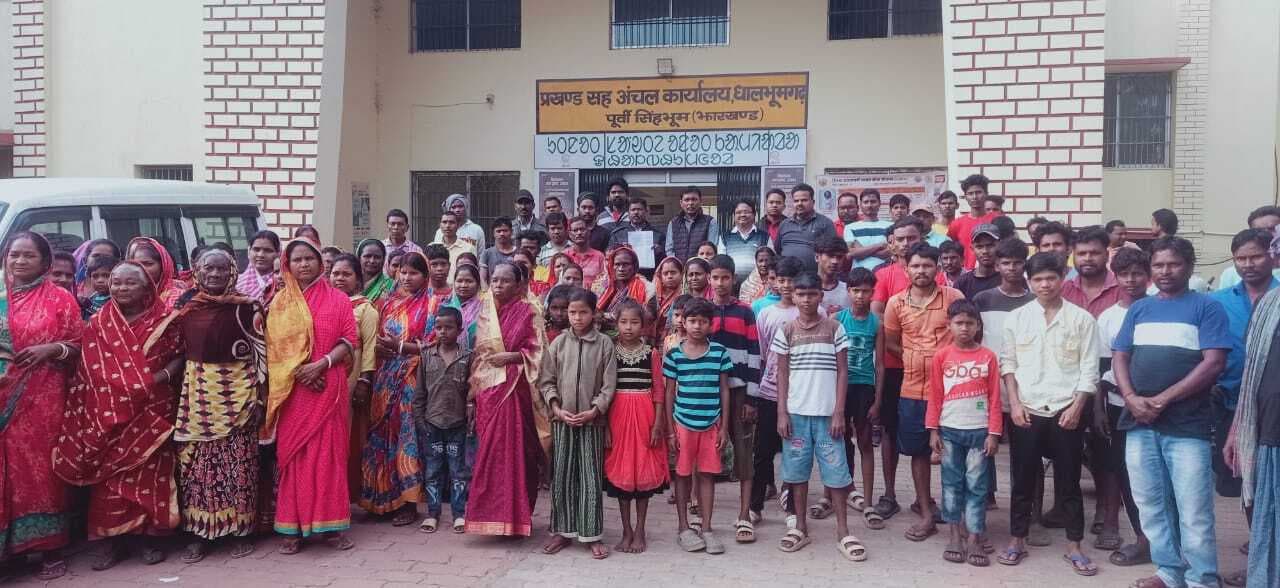 East Singhbhum : धालभूमगढ़ में बड़ाम मंदिर के पास की भूमि घेरने का विरोध, चेतावनी