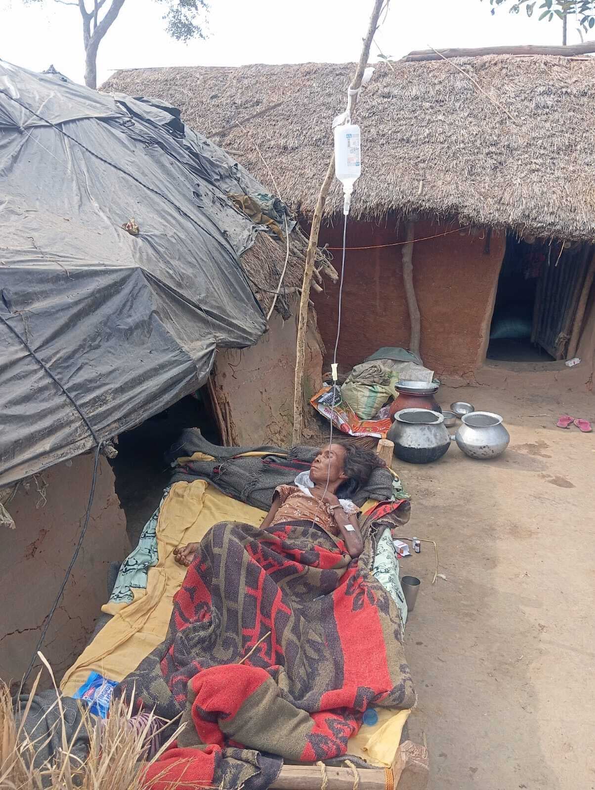 East Singhbhum : मुसाबनी के गायघाटा की चांदी सबर एक माह से खटिया पर