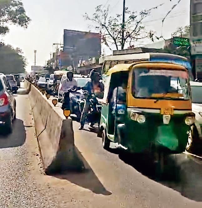 Ranchi News : वार मेमोरियल कटिंग के पास अवैध स्टैंड के कारण लग रहा जाम, बढ़ी परेशानी