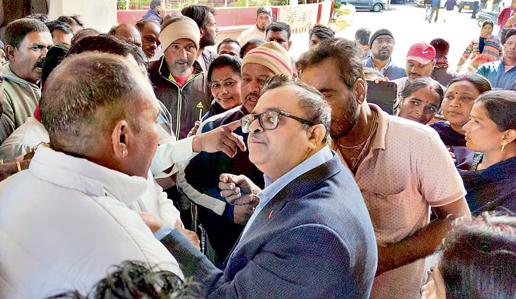 Ranchi News : रिनपास में बहाली का हुआ विरोध, सिक्यूरिटी गार्डों ने किया हंगामा, हुई धक्का-मुक्की