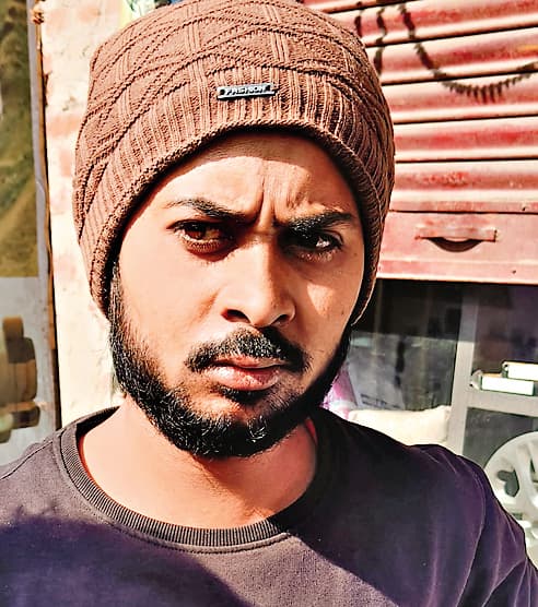 शहर में दिनदहाड़े भरी भीड़ के बीच 13 लाख की लूट, होटल मैनेजर को मारी गोली