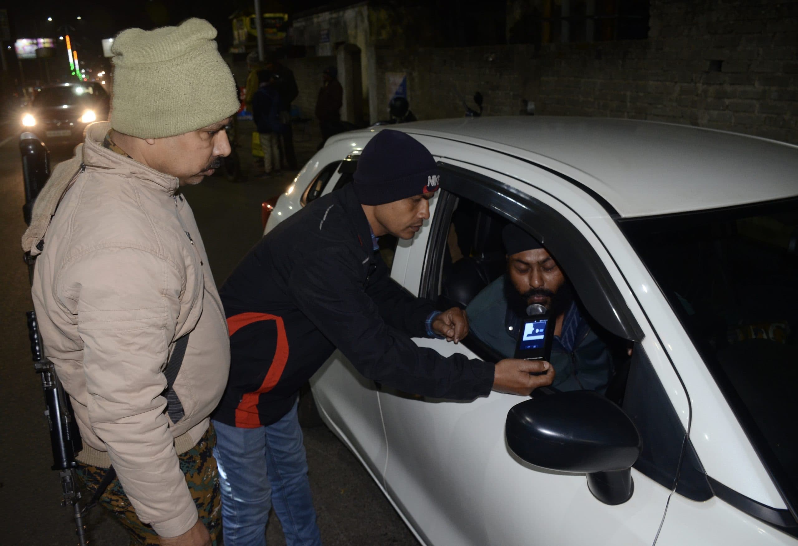 Dhanbad News : गाली ग्लौज की शिकायत पर पुलिस ने रोका तो उलझा युवक, धक्का-मुक्की में लगी चोट, हंगामा