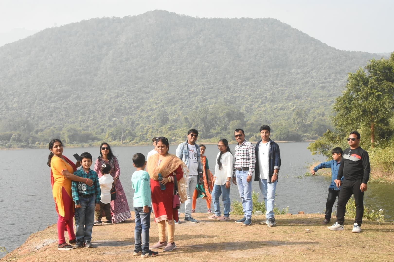 Dhanbad News : तोपचांची झील में उमड़ी सैलानियों की भीड़, खूबसूरत नजारे को कैमरे में किया कैद