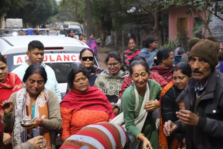 Jamshedpur News : सुवर्णरेखा बर्निंग घाट पर तीनों दोस्त का एक साथ हुआ अंतिम संस्कार