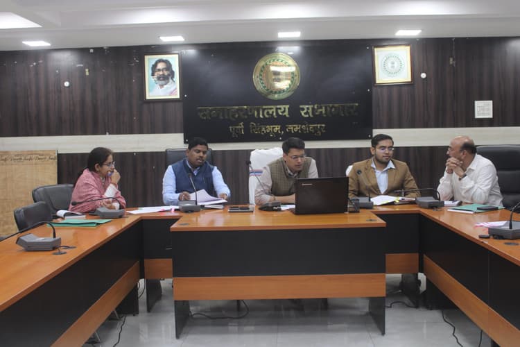 Jamshedpur News : अवैध खनन रोकें,  जब्त बालू की समया पर करें नीलामी : डीसी