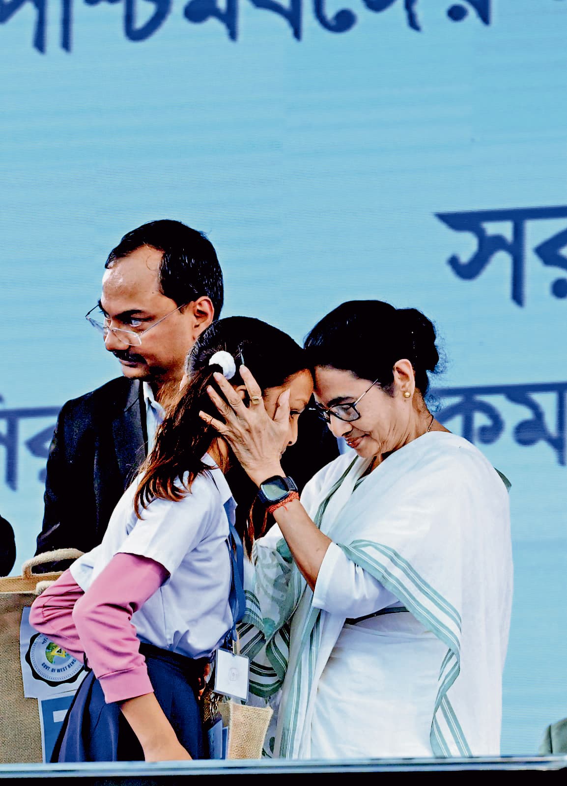 सरकारी योजनाओं का लाभ लेने के लिए किसी को पैसे न दें : ममता