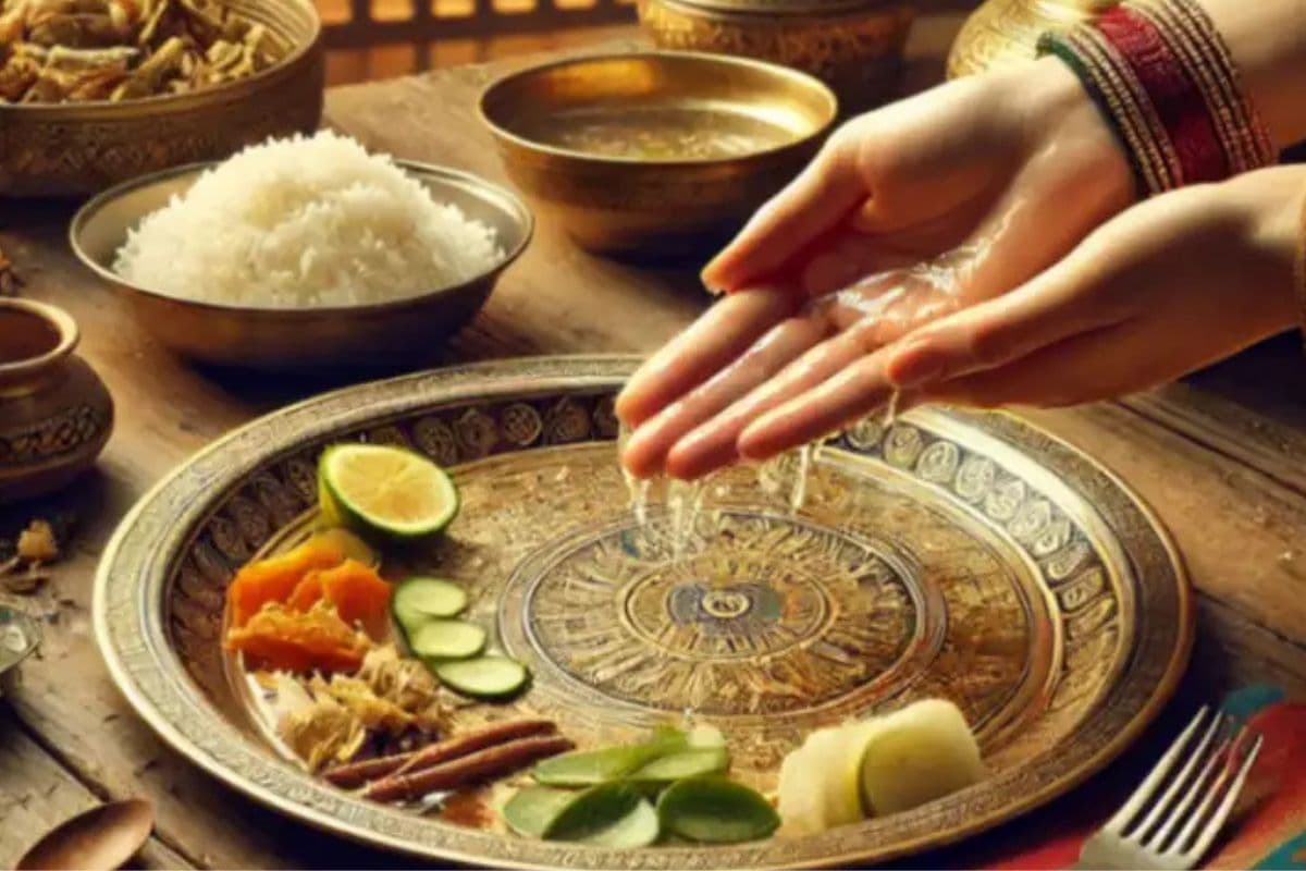 Vastu Tips : खाने के बाद थाली में हाथ धोने से हो सकता है बड़ा नुकसान, जानें क्यों