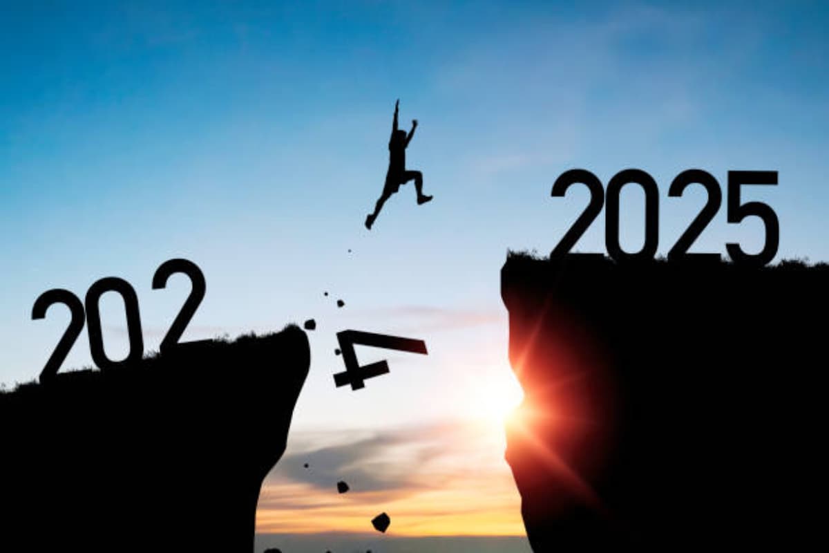 Happy New Year 2025 Wishes,Quotes: न्यू ईयर को बनाएं और भी ज्यादा स्पेशल, दोस्तों और रिश्तेदारों को यहां से भेजें शुभकामनाएं