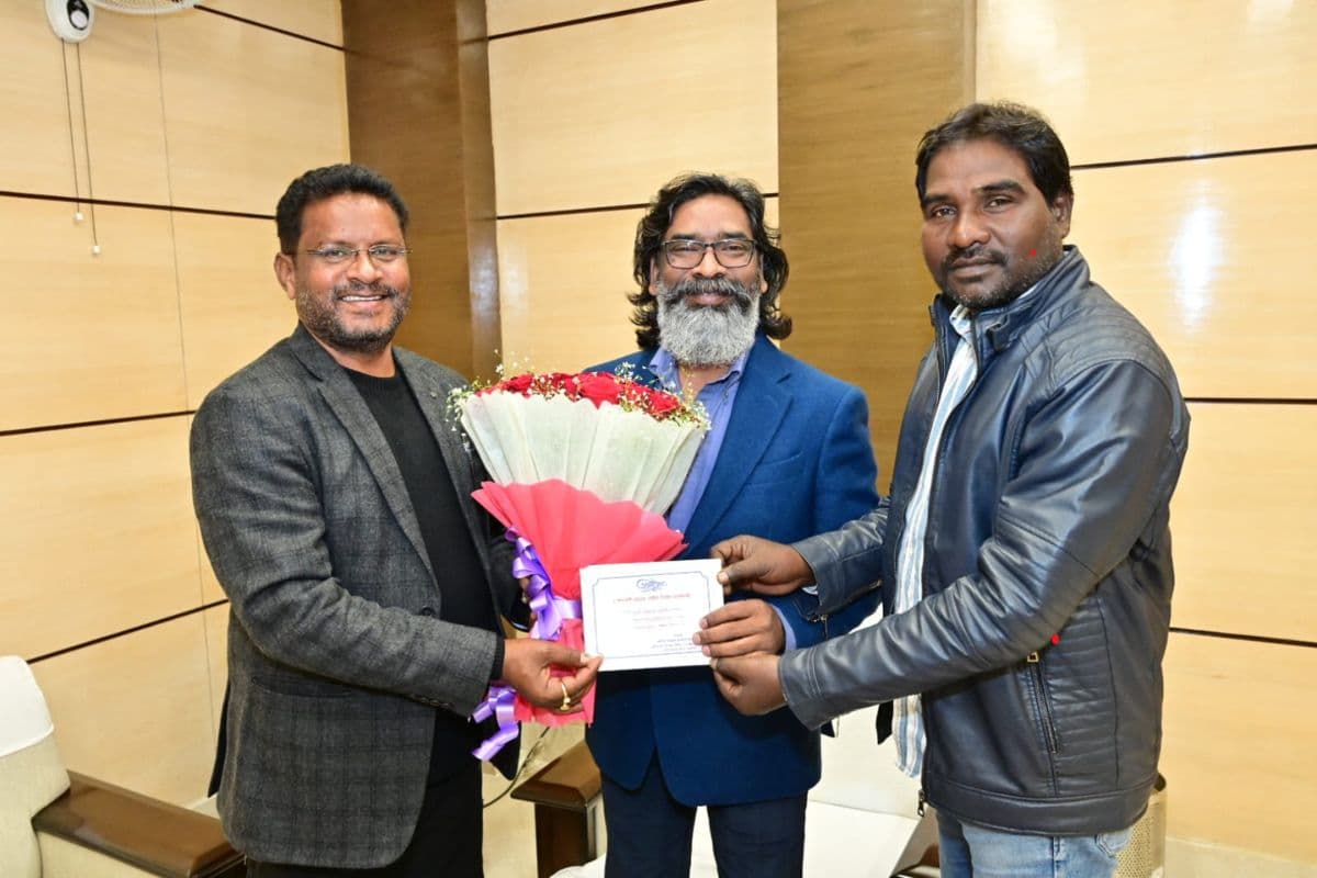 सीएम हेमंत सोरेन खरसावां गोलीकांड की बरसी पर शहीदों को देंगे श्रद्धांजलि, विधायक दशरथ गागराई ने किया आमंत्रित