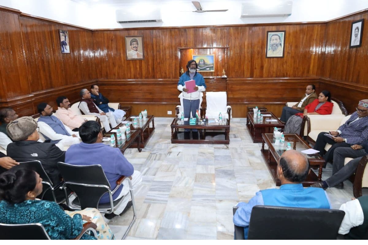 झारखंड विधानसभा सत्र में विपक्ष को घेरने की बनी रणनीति, सीएम हेमंत सोरेन बैठक में विधायकों से क्या बोले?