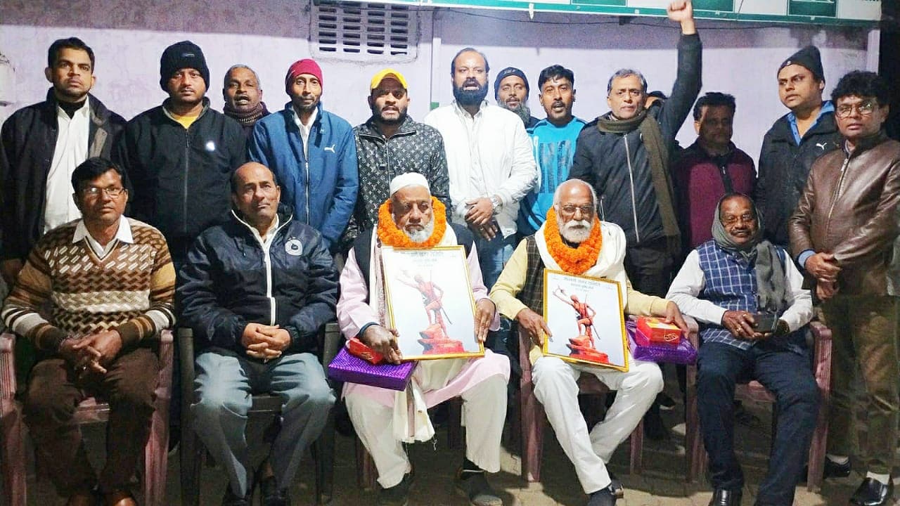 साकची में झामुमो ने प्रमोद लाल व शेख बद्दरुदीन को शॉल ओढ़ाकर व मोमेंटों भेंट कर किया सम्मानित