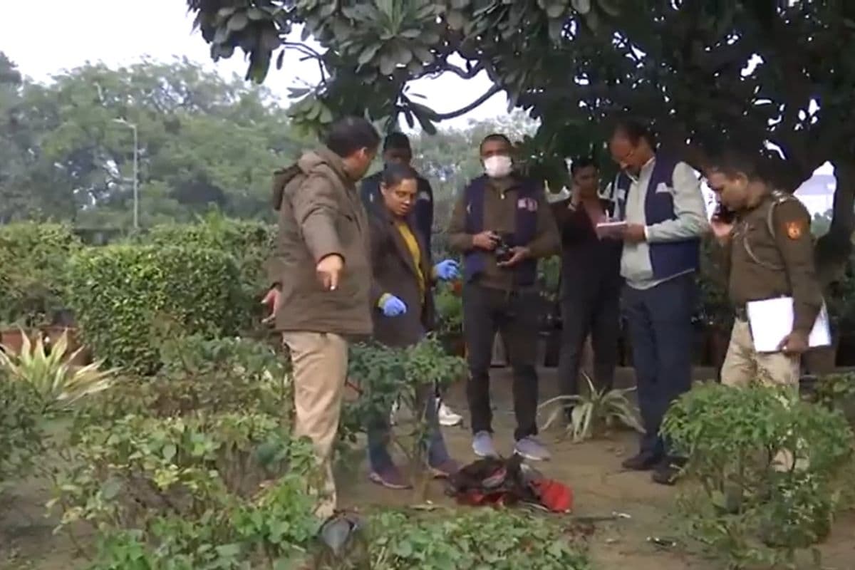 संसद भवन के पास एक व्यक्ति ने खुद को लगाई आग, अस्पताल में भर्ती, देखें वीडियो