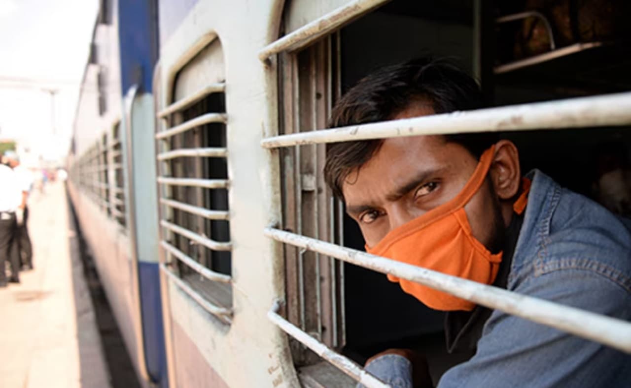 Migration in Bihar: घर में मिलने लगा रोजगार, बिहार से पलायन की घटी रफ्तार