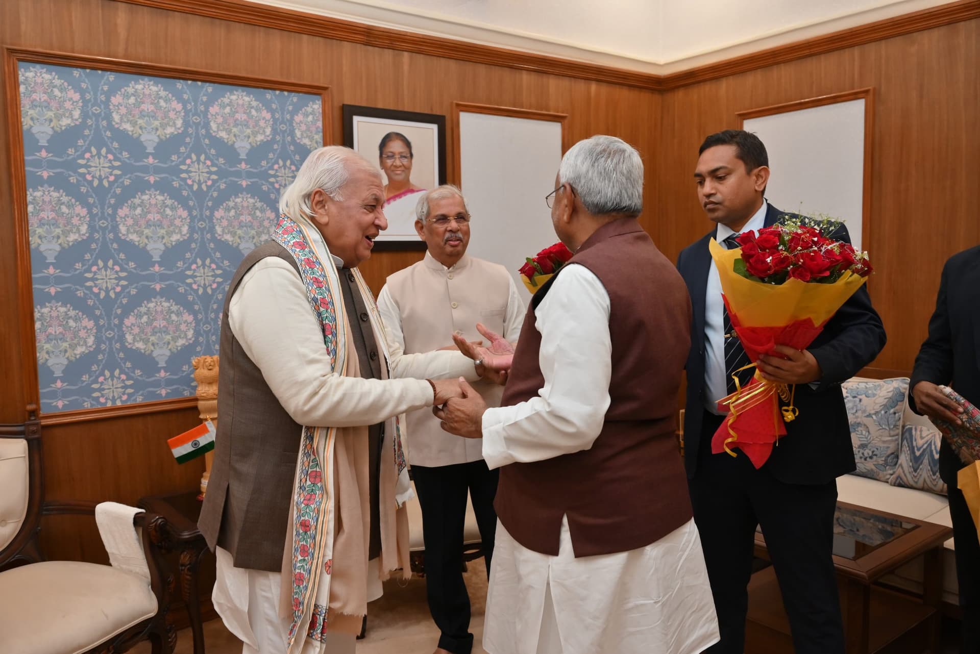राज्यपाल से मिलने राज भवन पहुंचे नीतीश कुमार, बुधवार को आरिफ मोहम्मद खान लेंगे पद की शपथ