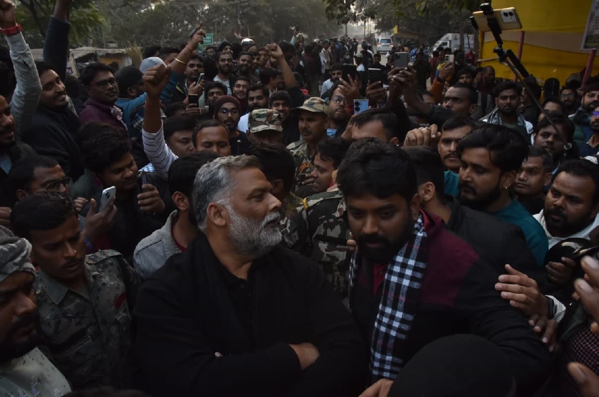 Pappu yadav: बीपीएससी छात्रों से पूर्णिया सांसद ने की मुलाक़ात, पढ़िए क्यों कर रहे री एग्जाम की मांग