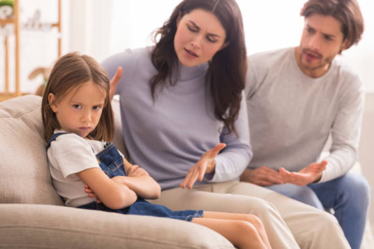 Parenting Tips: बच्चों के दिमाग पर पड़ता है बुरा असर, परवरिश के दौरान भूलकर भी न करें ये गलतियां