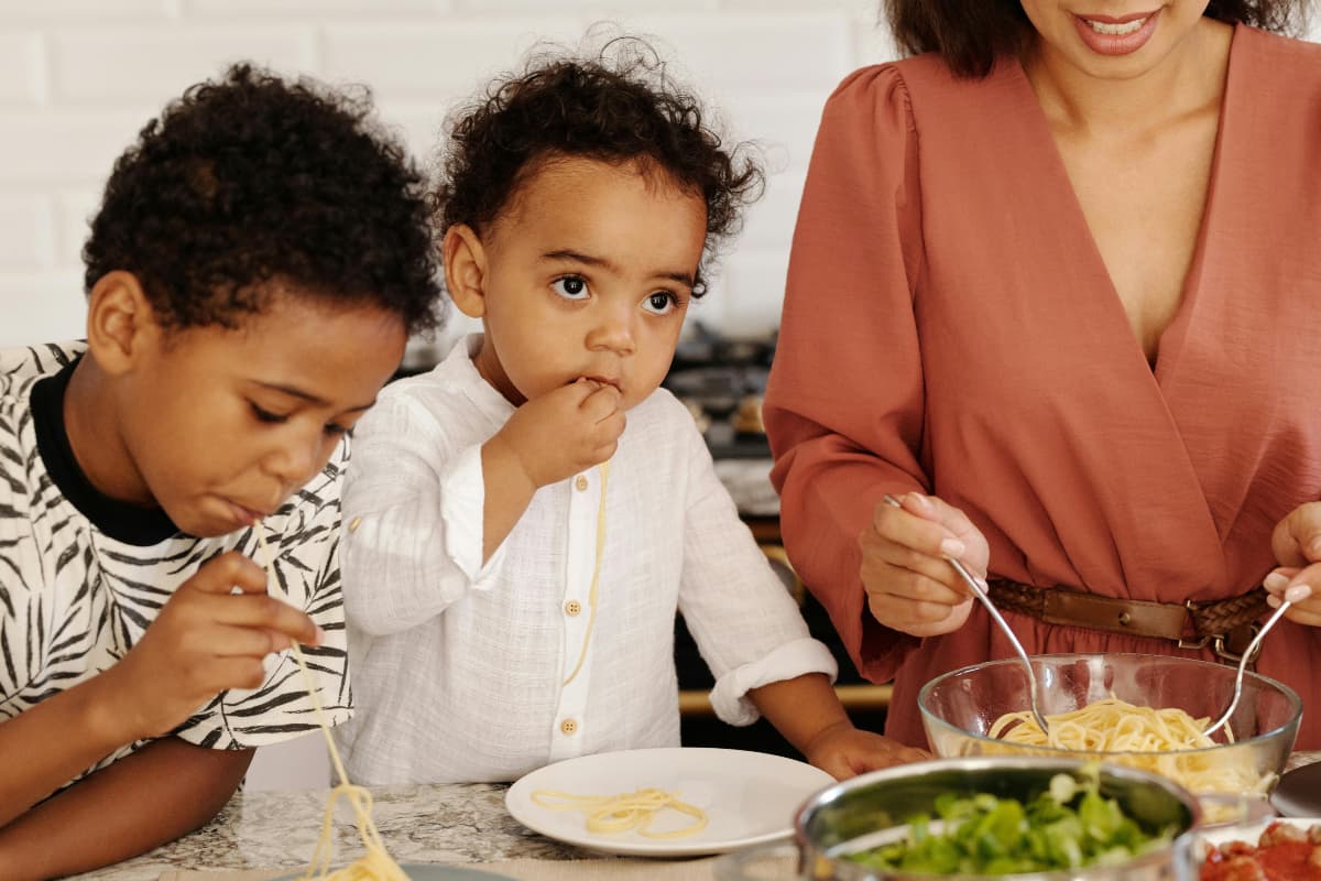 Parenting Tips: अनहेल्दी खाकर बार-बार बीमार पड़ रहे बच्चे? इस तरह डालें हेल्दी खाने की आदत