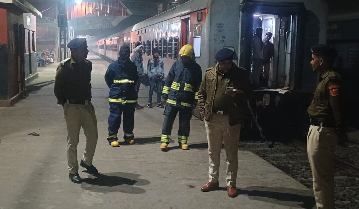 बिहार में ट्रेन हादसा, पटना-बांद्रा सुपरफास्ट एक्सप्रेस में लगी आग, 3 घंटे तक फंसे रहे यात्री