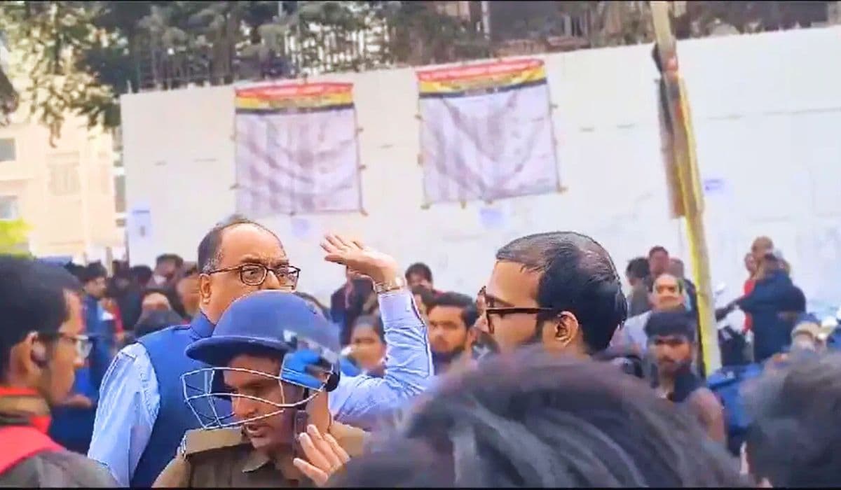 BPSC Paper Leak: पटना DM के खिलाफ NHRC में शिकायत दर्ज, छात्रों का पक्ष रखेंगे दिल्ली के ये वकील
