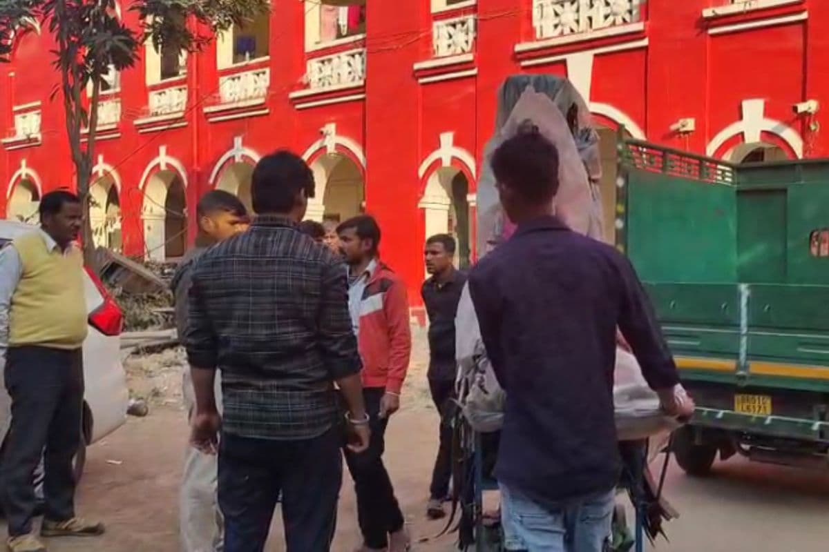 Bihar News: जंग के मैदान में बदल गया पटना स्टेशन गोलंबर, दो गुटों में जमकर हुई मारपीट, एक घायल