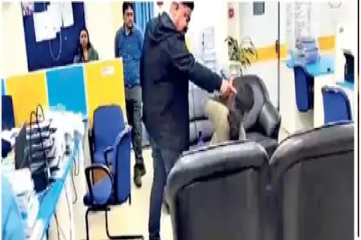 महिला बैंककर्मी को पीटने वाले ठेकेदार को थाने से मिली जमानत, पहले से दर्ज है हत्या के प्रयास का मामला