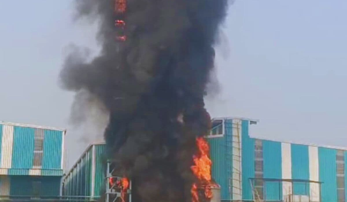 Bihar News: पूर्णिया में बैटरी फैक्ट्री में लगी भीषण आग, दमकल की चार गाड़ियों ने आग पर पाया काबू