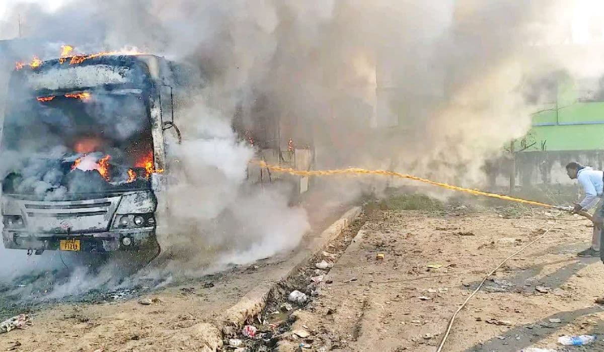 Bihar News: पूर्णिया बस स्टैंड में लगी भीषण आग, धू-धूकर जली बस, फायर ब्रिगेड की टीम ने आग पर पाया काबू