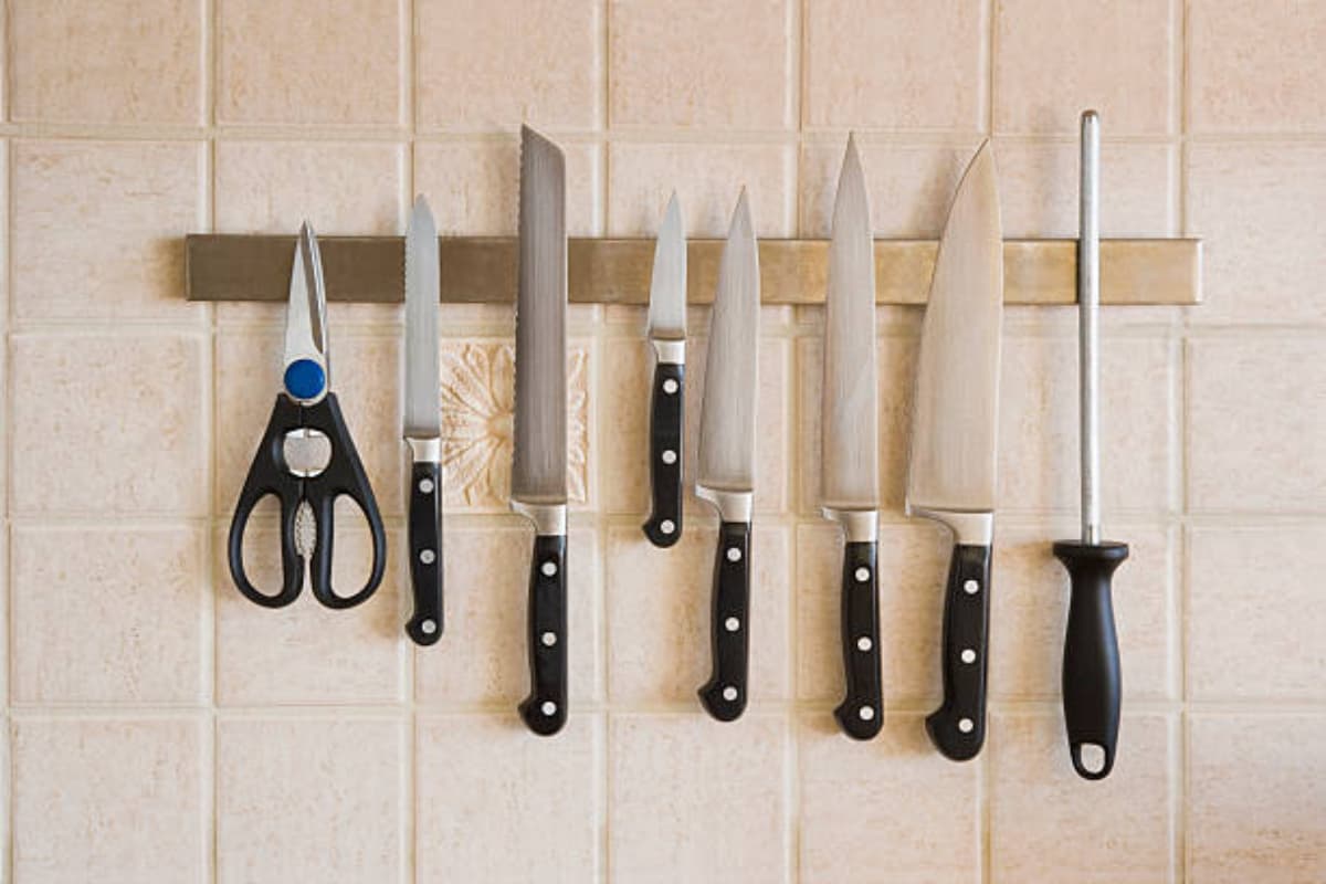 Vastu Tips For Kitchen : भूल-चूक से भी रसोईघर में उल्टी ना रखें इन चीजों को, नहीं तो भुगतनी पड़ेगी सजा