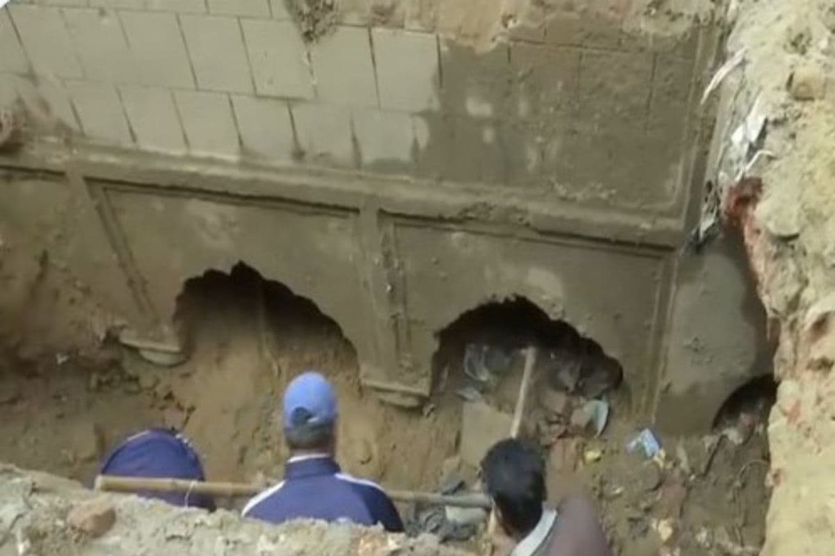 Uttar Pradesh: संभल के चंदौसी में मिली 150 साल पुरानी बावड़ी, खुदाई का काम जारी