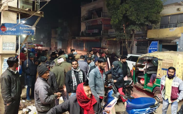 Gaya Crime News: गया में क्लीनिक पर बमबारी और गोलीबारी, घटनास्थल पर थानेदार के साथ पहुंचे एसपी