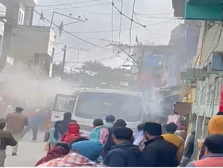 Bihar News: बिहार के इस जिला में चलती बस में लगी आग, जानें फिर क्या हुआ