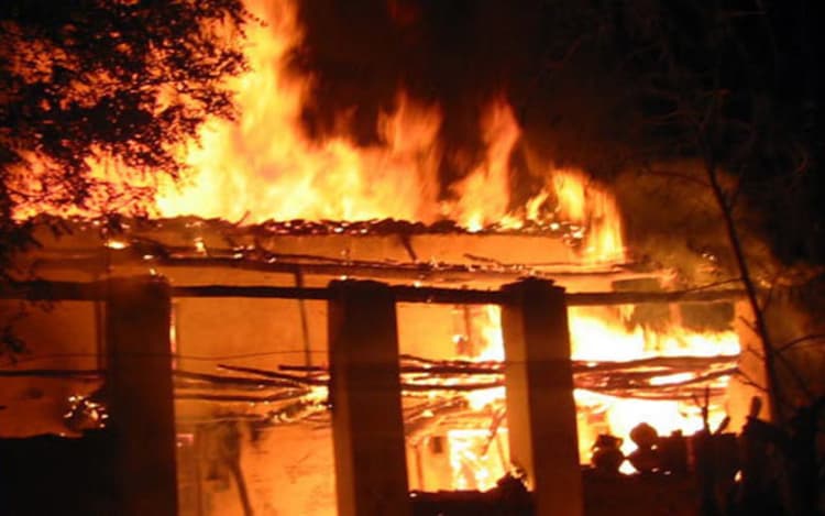 Purnia News: प्रेम-प्रसंग में गायब युवती के मिलने के बाद बेकाबू हुई भीड़, युवक के घर लगा दी आग