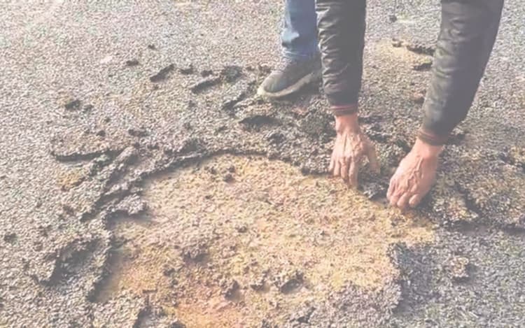 Bihar News: जमुई के रोड निर्माण में सामने आयी बड़ी अनियमितता, 10 दिनों के बाद ही बेकार हो गयी सड़क