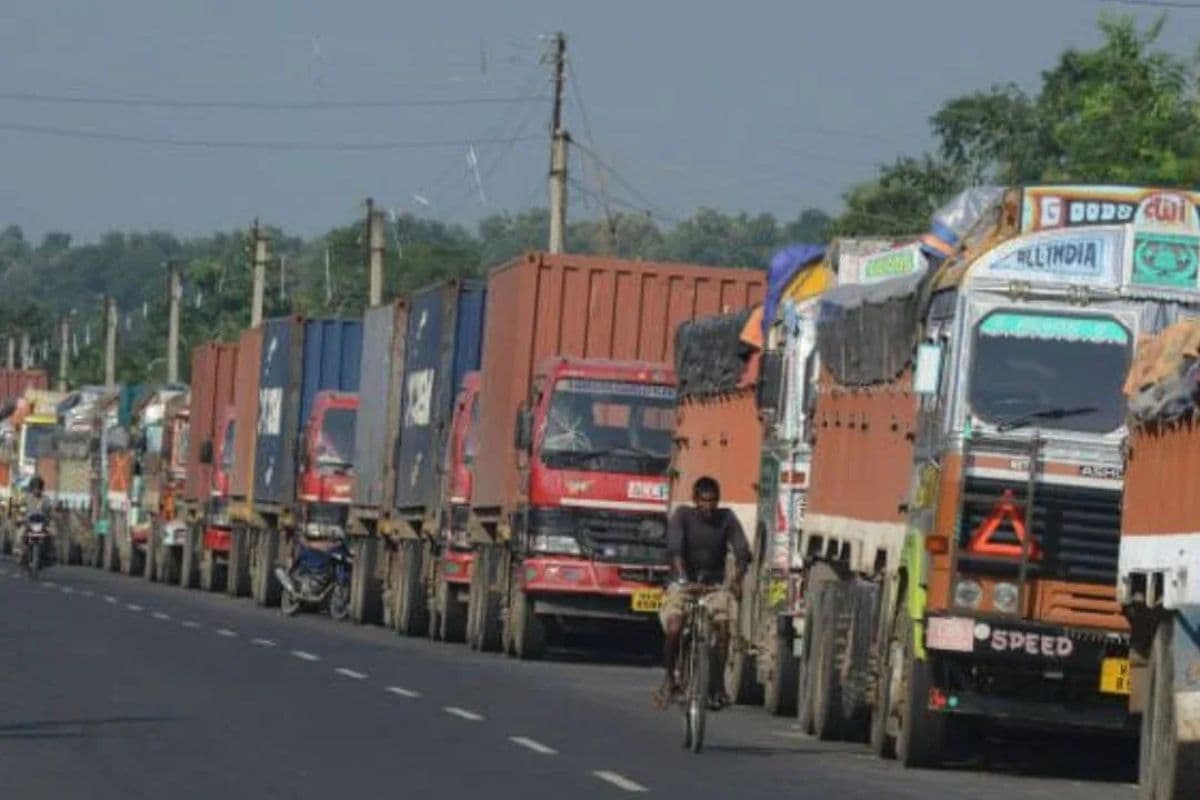Bihar News: बिहार से यूपी जाने वाले सभी भारी वाहनों के प्रवेश पर लगी रोक, डीआईजी ने जारी किया सख्त आदेश