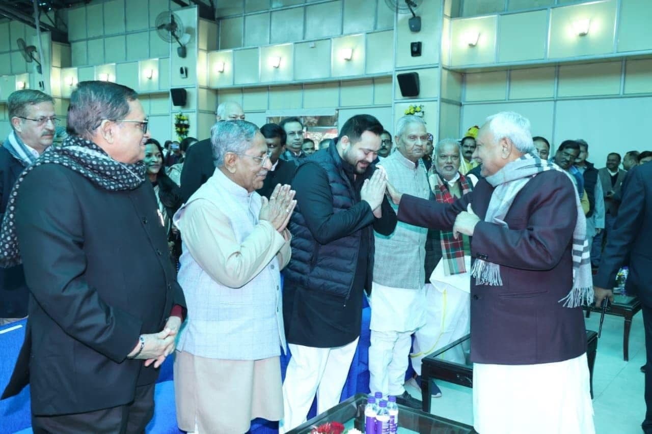Bihar Politics: बिहार में सियासी हलचल के बीच सामने आयी ये तस्वीर, राजनीतिक तापमान बढ़ा