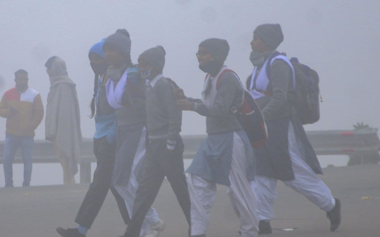 Patna News: पटना में ठंड के कारण स्कूल टाइमिंग में बड़ा बदलाव, डीएम ने जारी किया आदेश