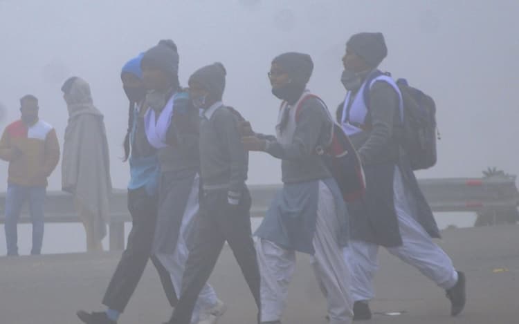 Patna News: पटना में ठंड के कारण स्कूल टाइमिंग में बड़ा बदलाव, डीएम ने जारी किया आदेश