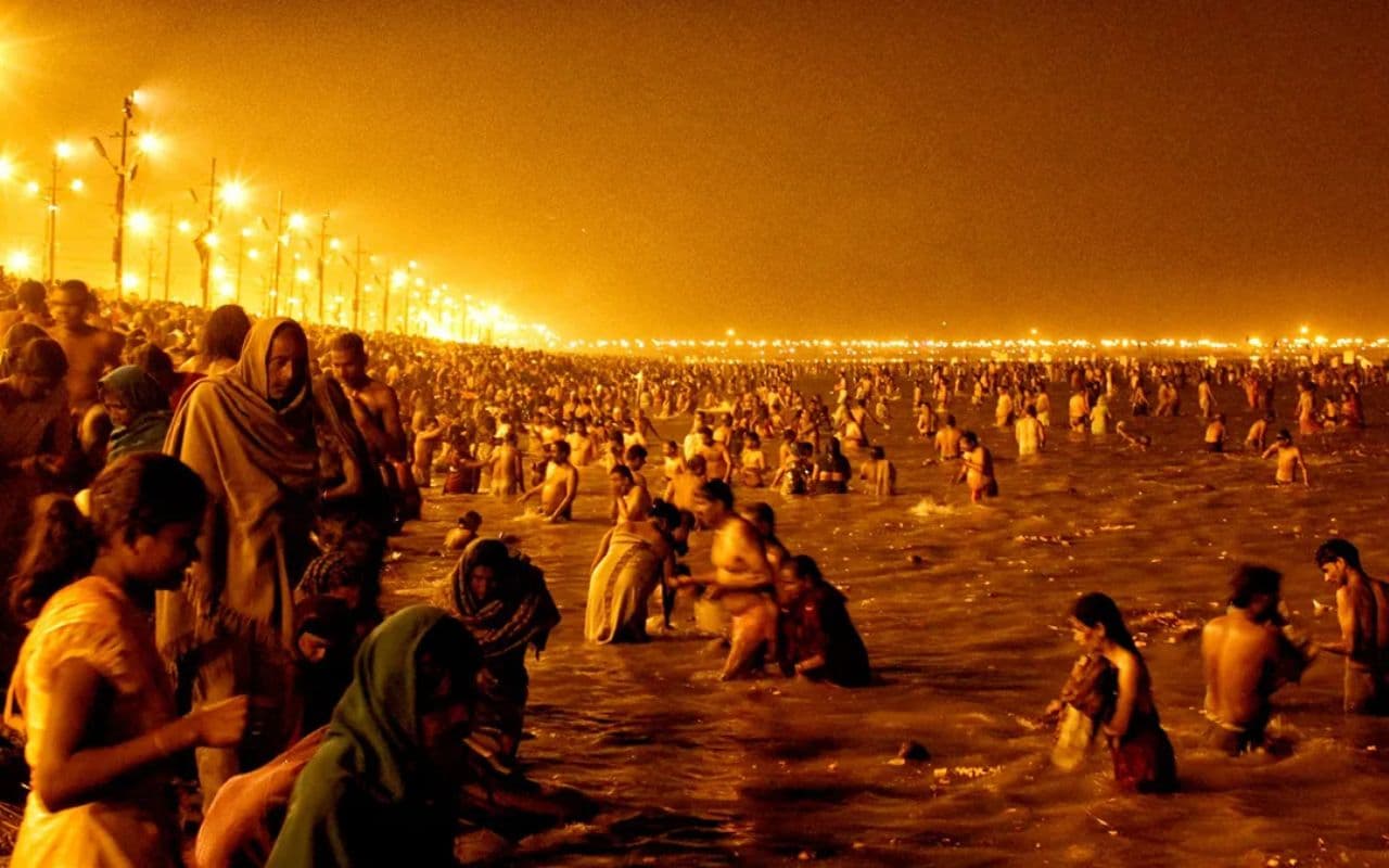 MahaKumbh 2025: प्रयागराज संगम पर देश-दुनिया से गृहस्थ लेकर पहुंचने लगे कल्पवासी, देवलोक की अनुभूति करायेंगे ये 30 पैराणिक द्वार