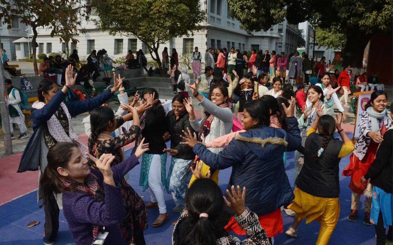 Makar Sankranti 2025: स्नान दान का पर्व मकर संक्रांति आज, जानें कब तक रहेगा पुण्यकाल, खत्म हो गया खरमास