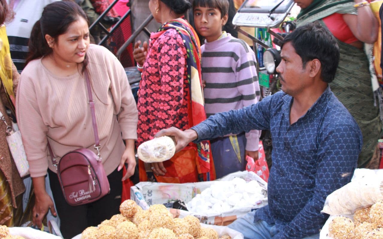 Makar Sankranti 2025: भागलपुर में चारों तरफ मकर संक्रांति की धूम, गंगा घाट और मंदिरों में उमड़ी श्रद्धालुओं की भीड़