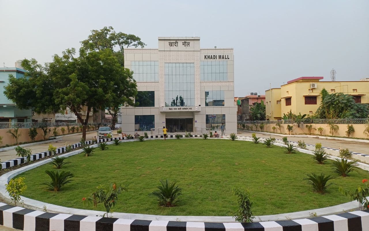 Bihar News: खादी मॉल में खुलेगा अर्बन हाट और चिल्ड्रेंस पार्क, हस्तशिल्प कारीगरों को मिलेगा रोजगार
