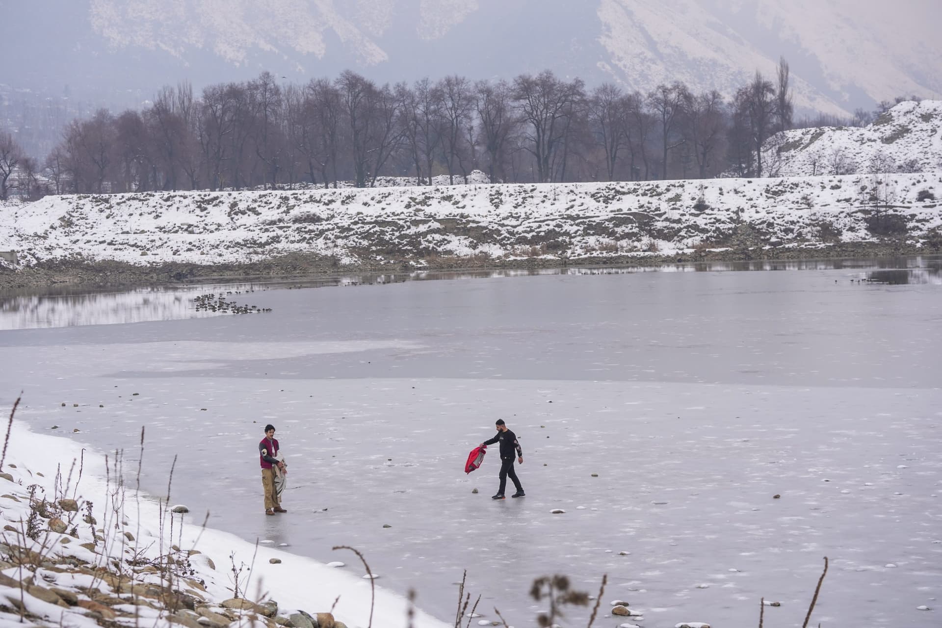Snowfall: पहाड़ों में जारी है बर्फबारी, मैदानी इलाकों में गिरेगा पारा! Photos