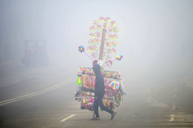 Weather Forecast: दिल्ली-NCR लेकर यूपी में घना कोहरा, ठिठुर रहा उत्तर भारत, जानें देशभर का मौसम