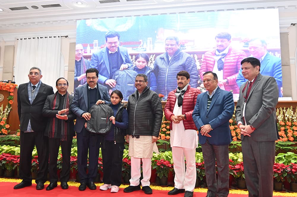 DU: गरीब छात्र और छात्राओं को लैपटॉप और टैबलेट का किया गया वितरण