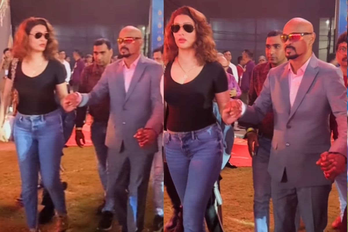 मुंबई स्टेडियम में पत्नी के साथ आए Vinod Kambli, हाथ पकड़कर सहायता करती नजर आईं एंड्रिया
