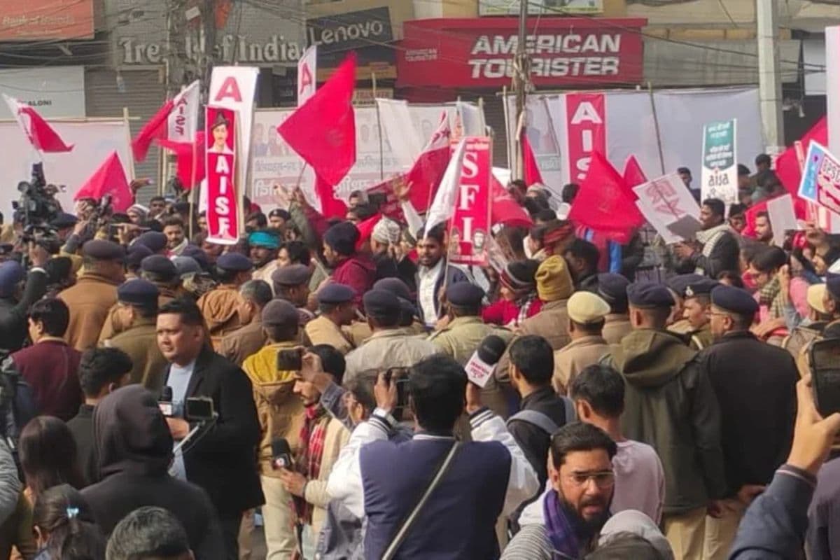 BPSC Protest: पटना में छात्रों के समर्थन में उतरे वाम दल और कांग्रेस के विधायक, धरने में साथ बैठे कार्यकर्ता