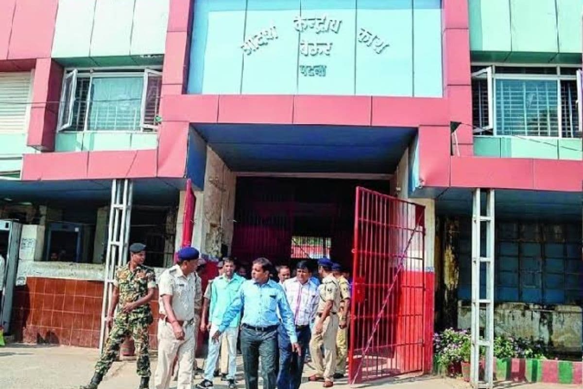 Patna के बेउर जेल में जिला प्रशासन और पुलिस प्रशासन ने मारा छापा, कई DSP और थानाध्यक्ष रेड में शामिल