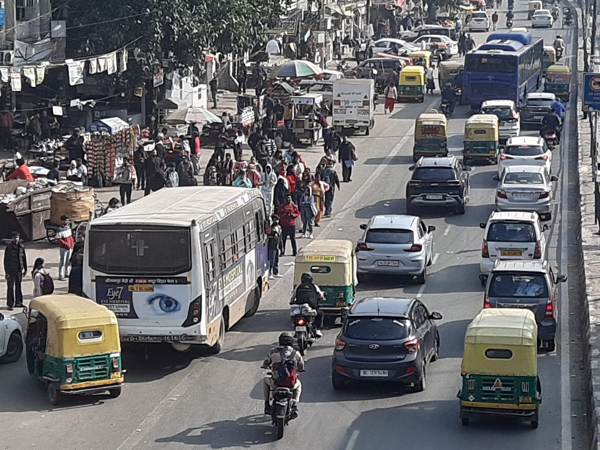 Laxmi Nagar: कोचिंग संस्थानों की भरमार, लेकिन बुनियादी सुविधाओं की है कमी