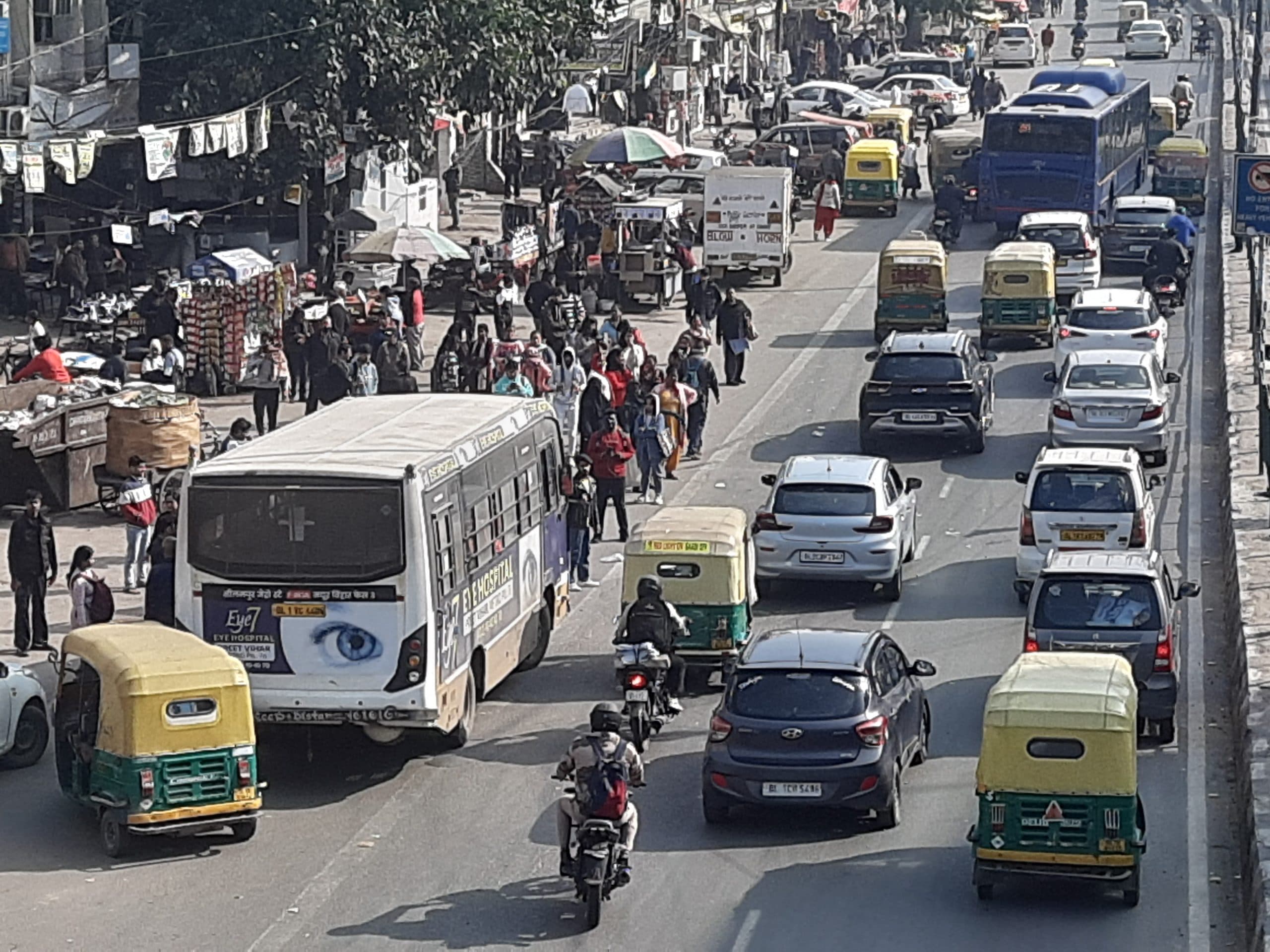 Laxmi Nagar: कोचिंग संस्थानों की भरमार, लेकिन बुनियादी सुविधाओं की है कमी