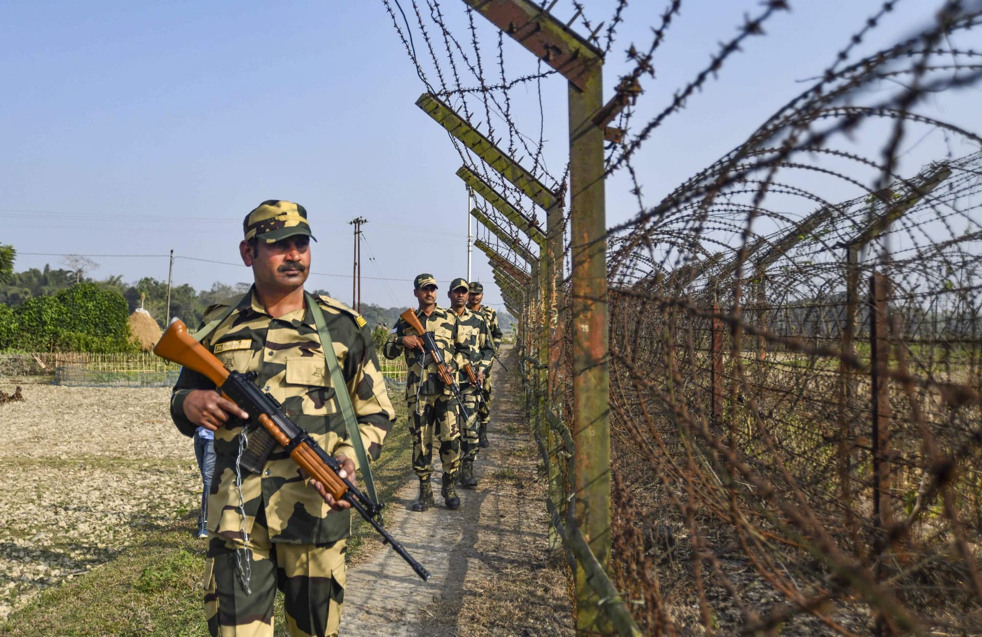 Operation Alert: बांग्लादेश सीमा पर BSF का ऑपरेशन अलर्ट, अत्याधुनिक हथियारों के साथ सरहद पर डटे जवान